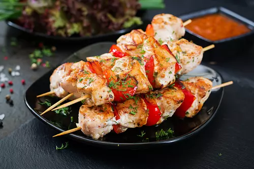 Plat des brochettes de poulet